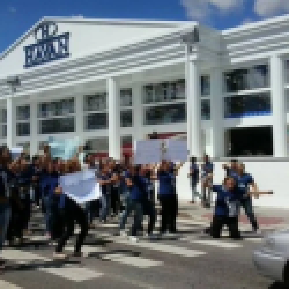FuncionÃ¡rios da Havan fazem protesto pela abertura da loja