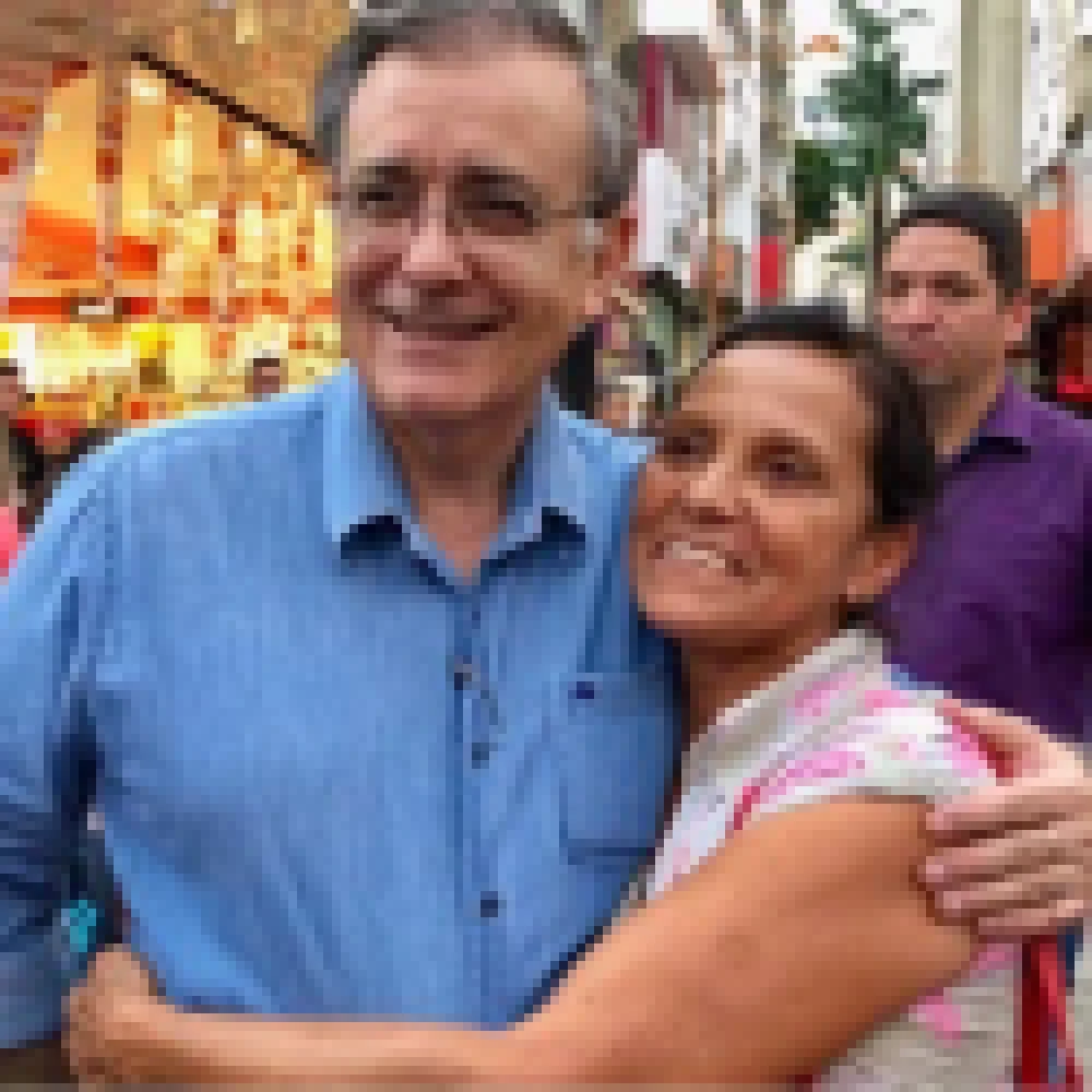Prefeito JosÃ© Crespo entrega rosas Ã s mulheres no Centro de Sorocaba