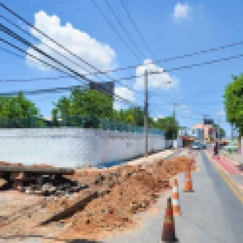 Obra do Saae ocupa faixa da Rua Paes de Linhares