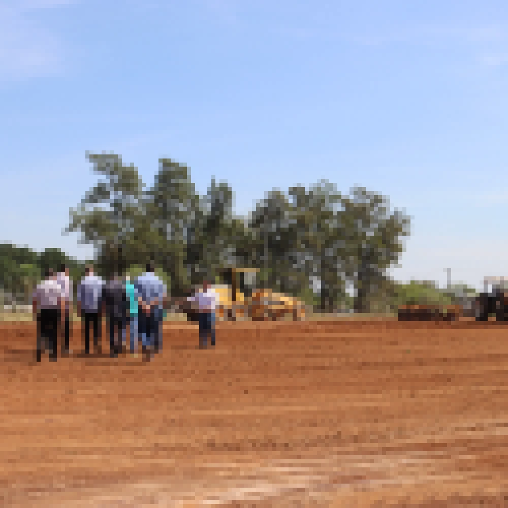 Obras de instalaÃ§Ã£o de gramado sintÃ©tico em campo de futebol tÃªm inÃ­cio em Aparecidinha
