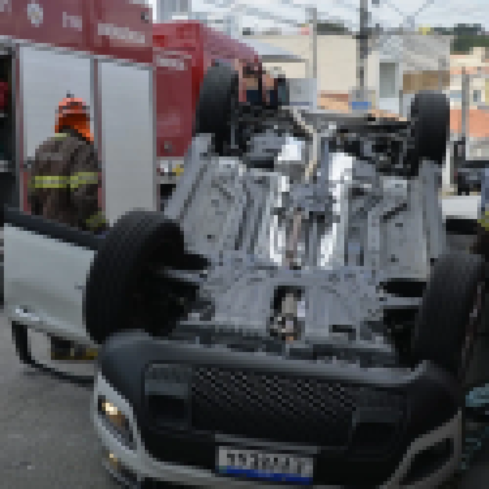 Carro capota apÃ³s forte colisÃ£o em Sorocaba
