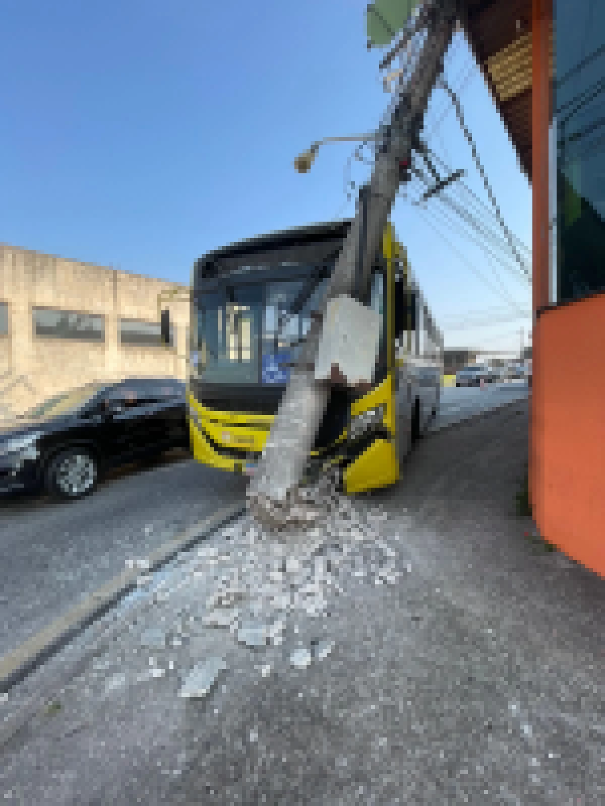 Ônibus colide contra poste e atinge duas motocicletas no Jardim Aeroporto