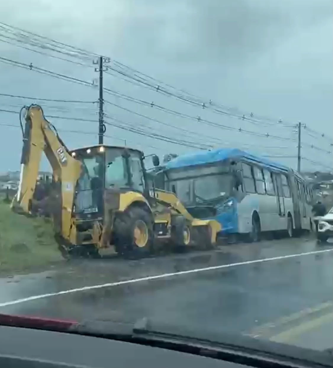 Ônibus do BRT atola na Rodovia Emerenciano Prestes de Barros e precisa de trator para remoção