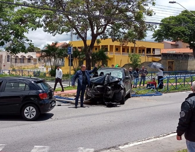 Motorista sofre mal súbito e colide contra semáforo e gradil na Avenida General Osório