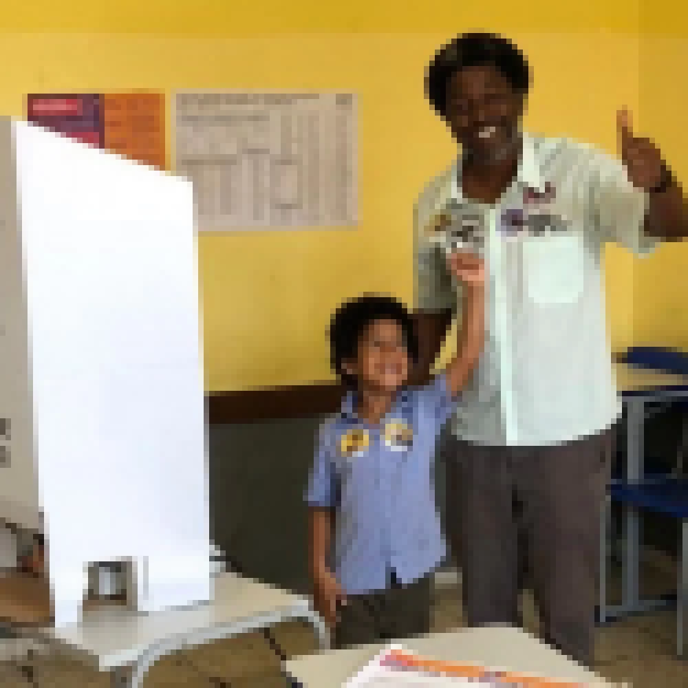 Leo Pericles vota em escola estadual em Belo Horizonte