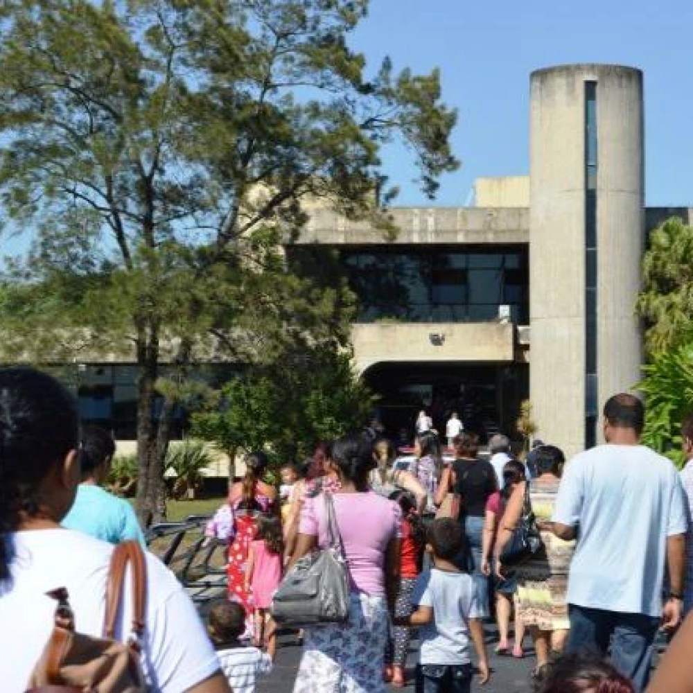 Mães continuam sem saber onde filhos estudarão em 2014