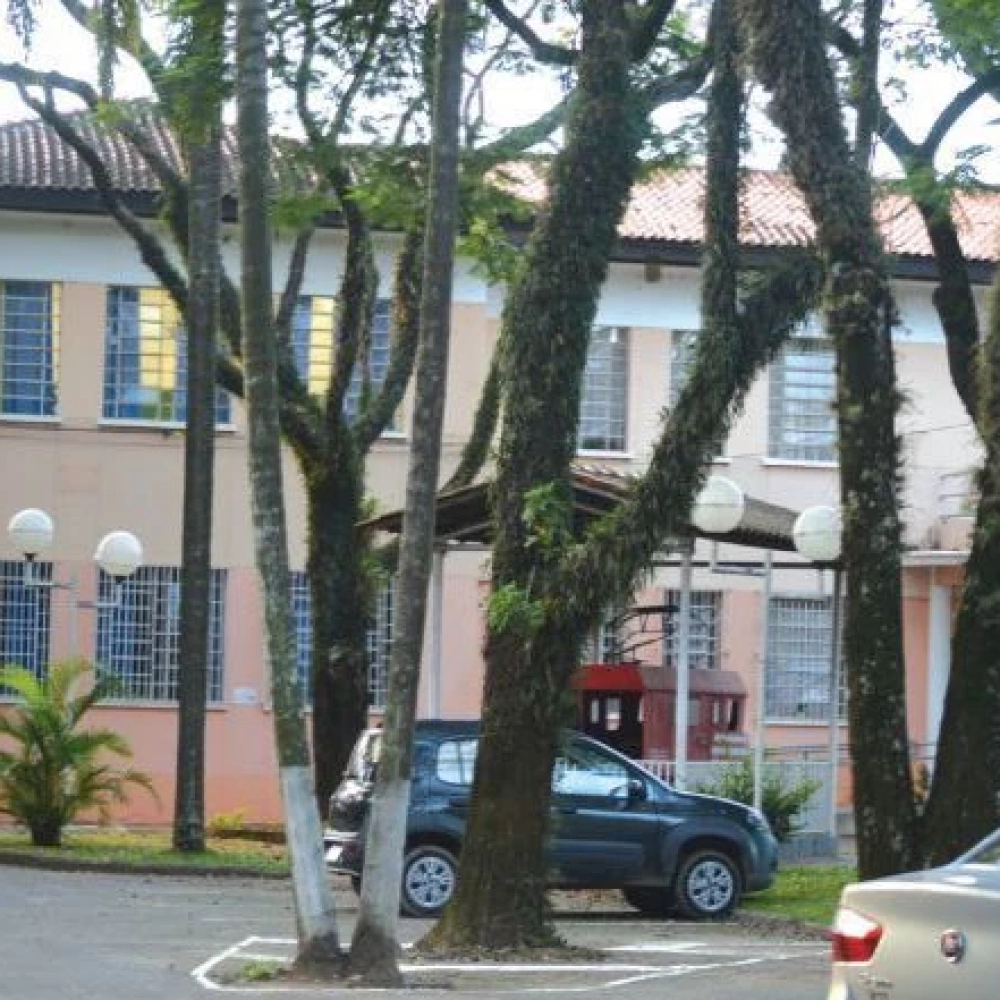 Mães organizam protesto em frente à escola Matheus Maylasky