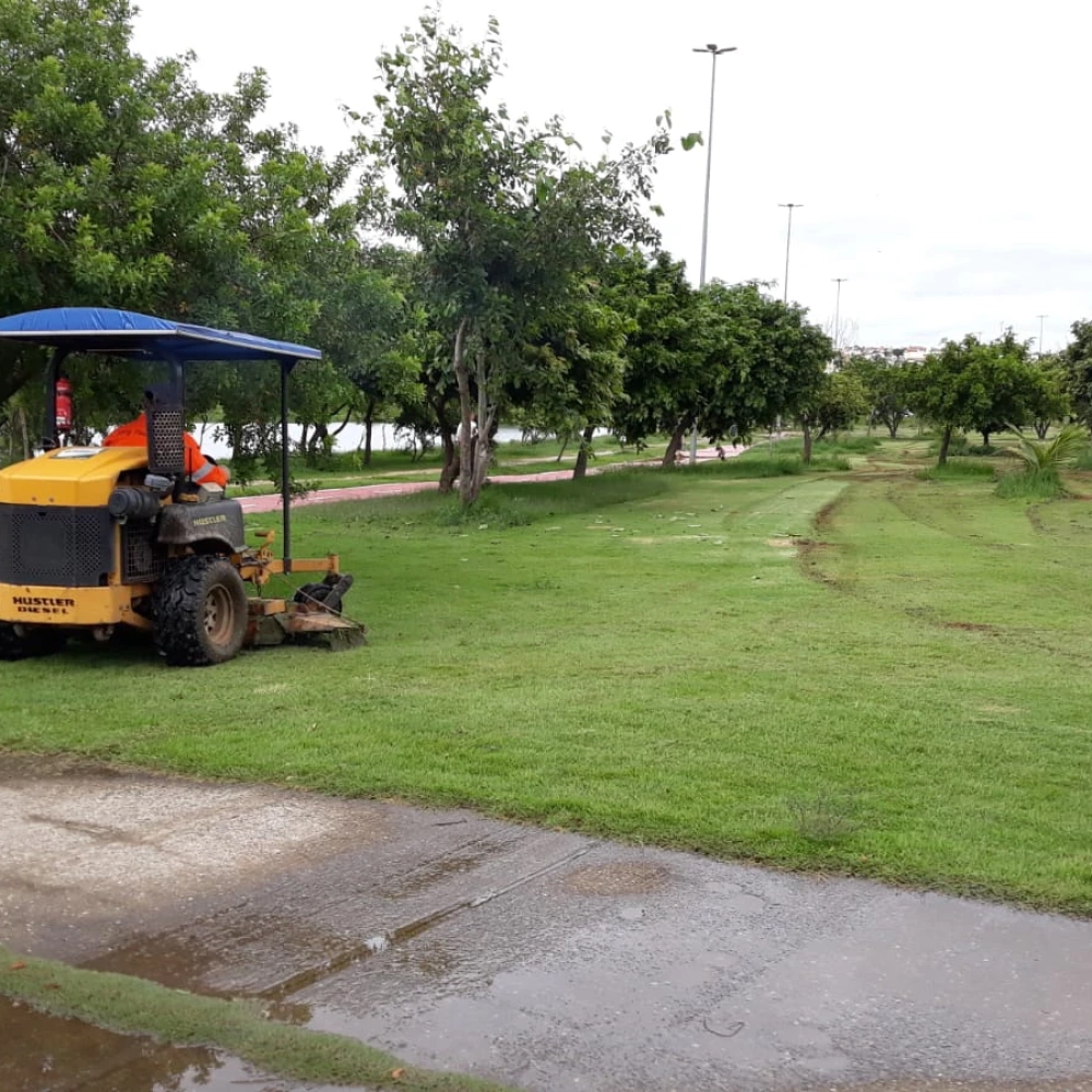 Manutenção de espaços públicos é mantida no fim de semana; área roçada atinge 1,5 mi de m²