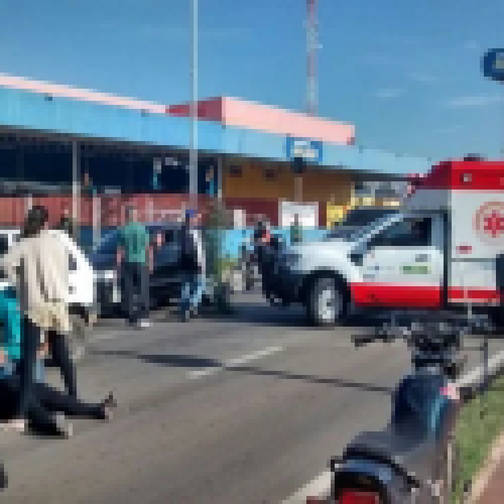 Motociclista fica ferida em acidente que envolveu quatro veículos na Avenida Ipanema
