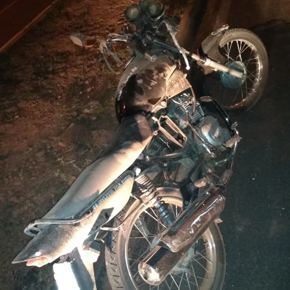 Motociclista fica ferido após cair em buraco na avenida Antônio Soares Aguiar; há cinco meses, motociclista faleceu após se acidentar na mesma região
