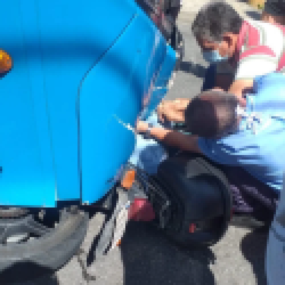 Motociclista fica preso embaixo de ônibus após acidente no Vitória Régia