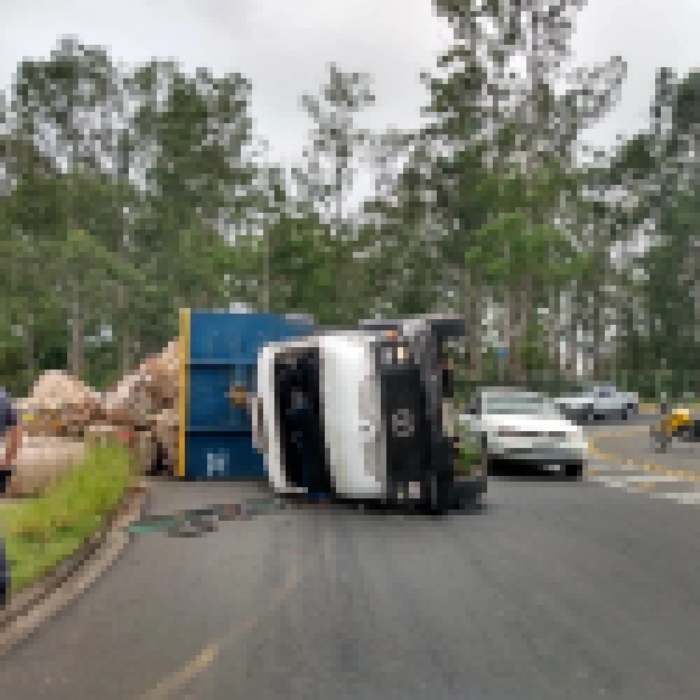 Motorista perde o controle da direção e tomba caminhão na avenida Fernando Stecca