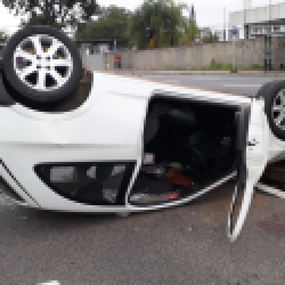 Motorista perde o controle e capota veículo na Avenida Itavuvu