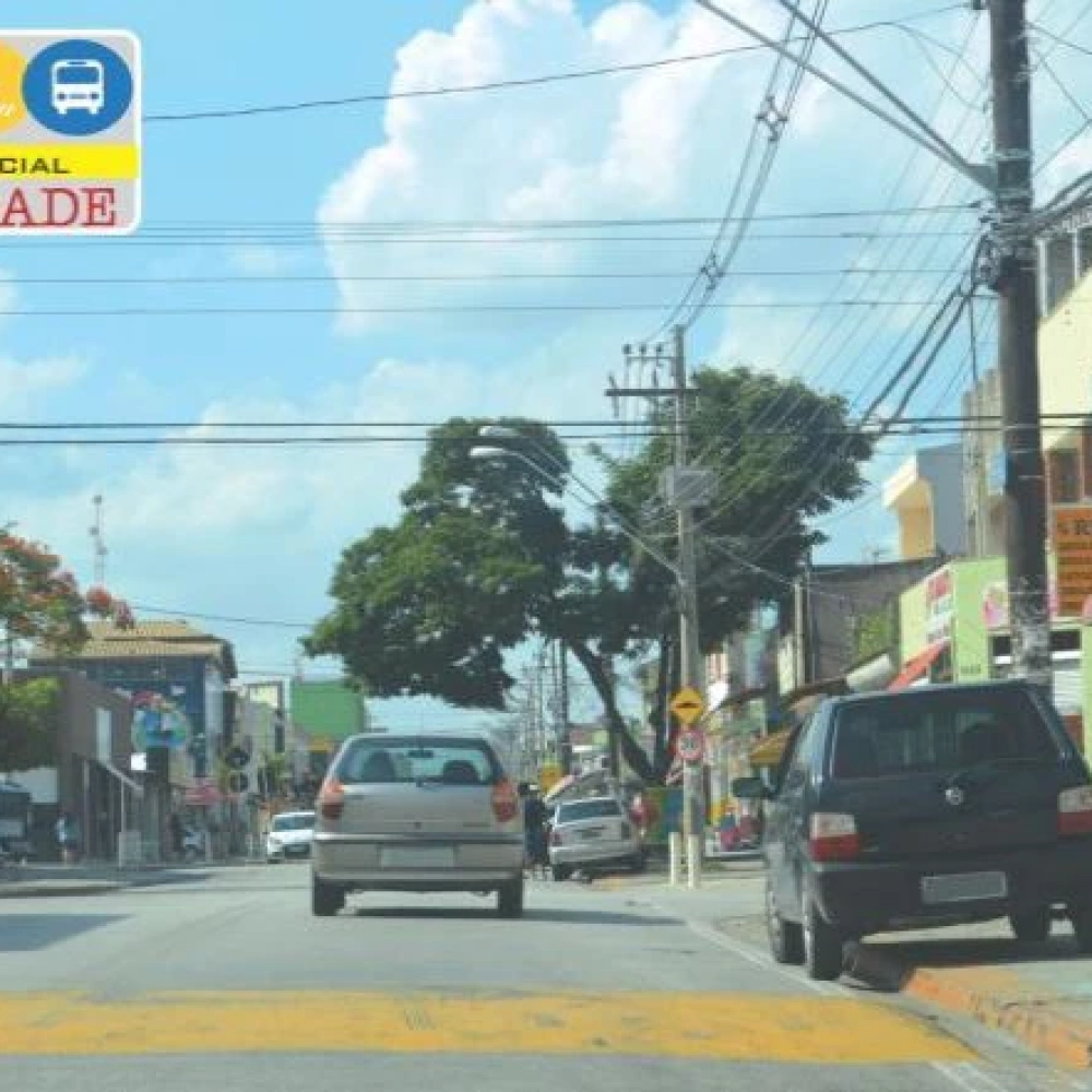 Motoristas “esquecem” que estacionar em calçada rende multa