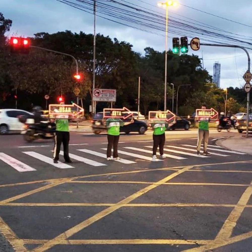Nova ação educativa da Urbes orienta sobre uso obrigatório da seta no trânsito