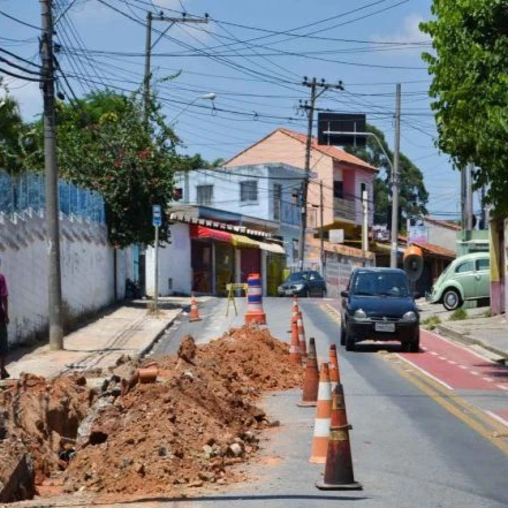 Obra do Saae ocupa faixa da Rua Paes de Linhares