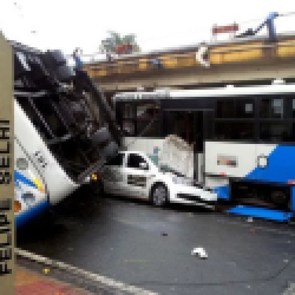 Ônibus despenca de viaduto, mata uma pessoa e deixa vários feridos no Centro de Campinas