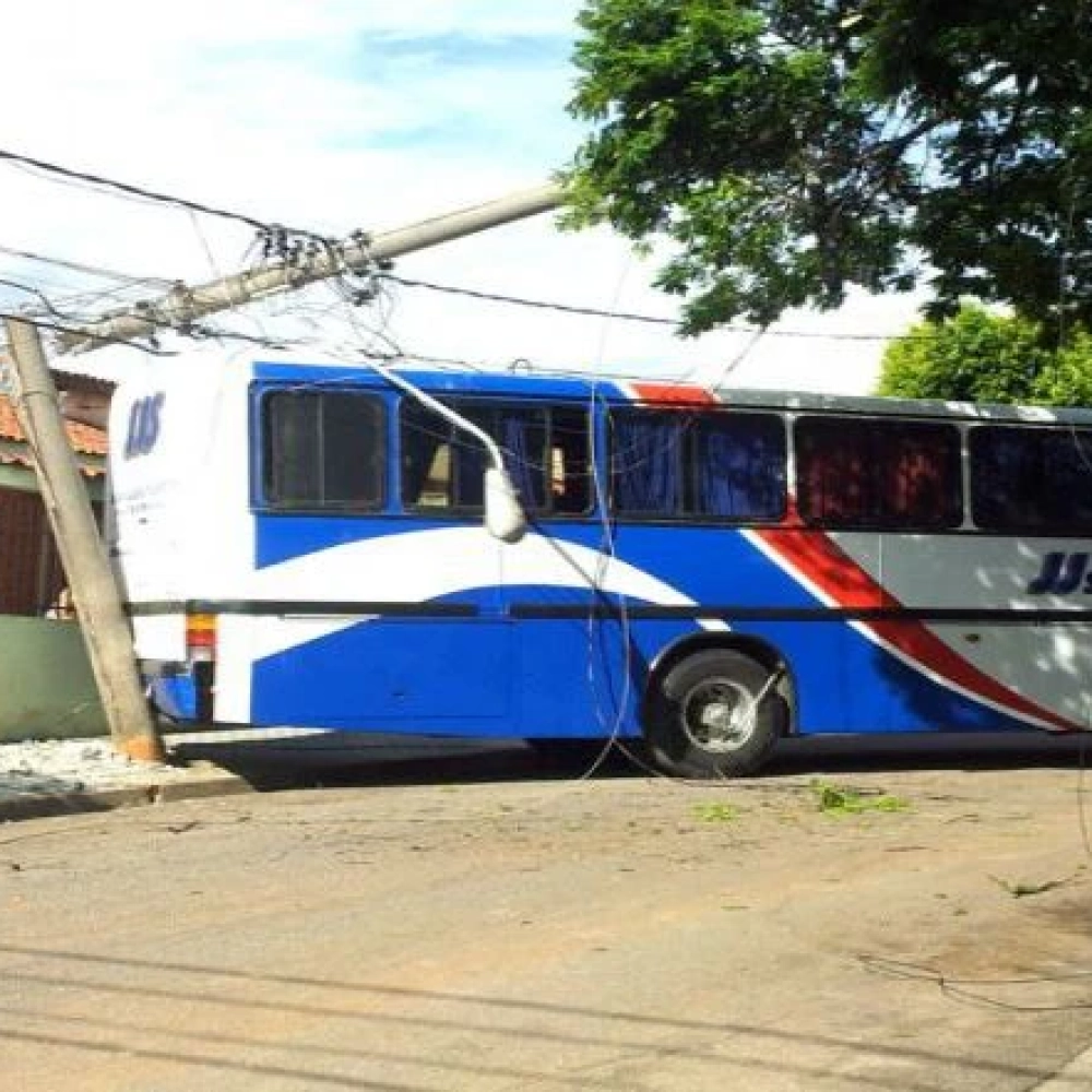 Ônibus em manutenção perde o freio e atinge poste na Zona Norte