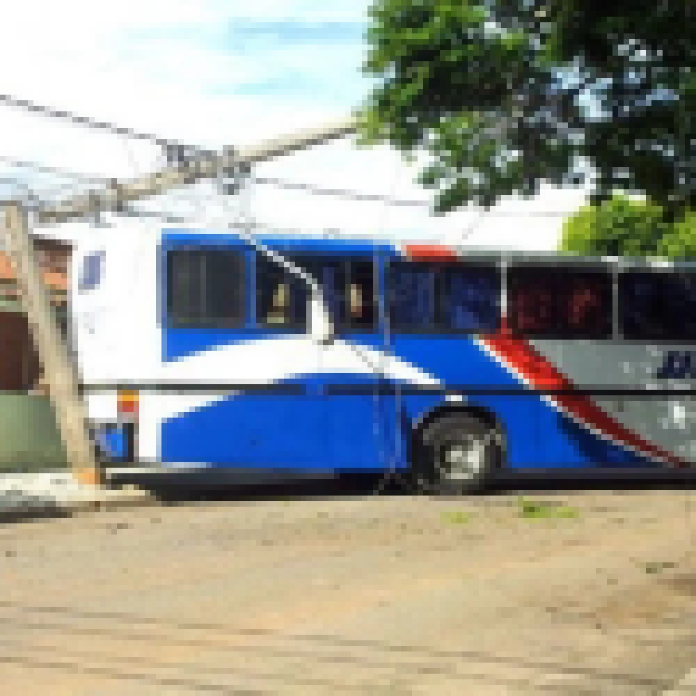 Ônibus em manutenção perde o freio e atinge poste na Zona Norte