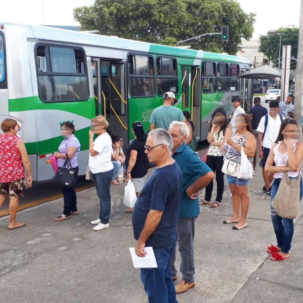 Ônibus fica quebrado por cerca de três horas na avenida Itavuvu