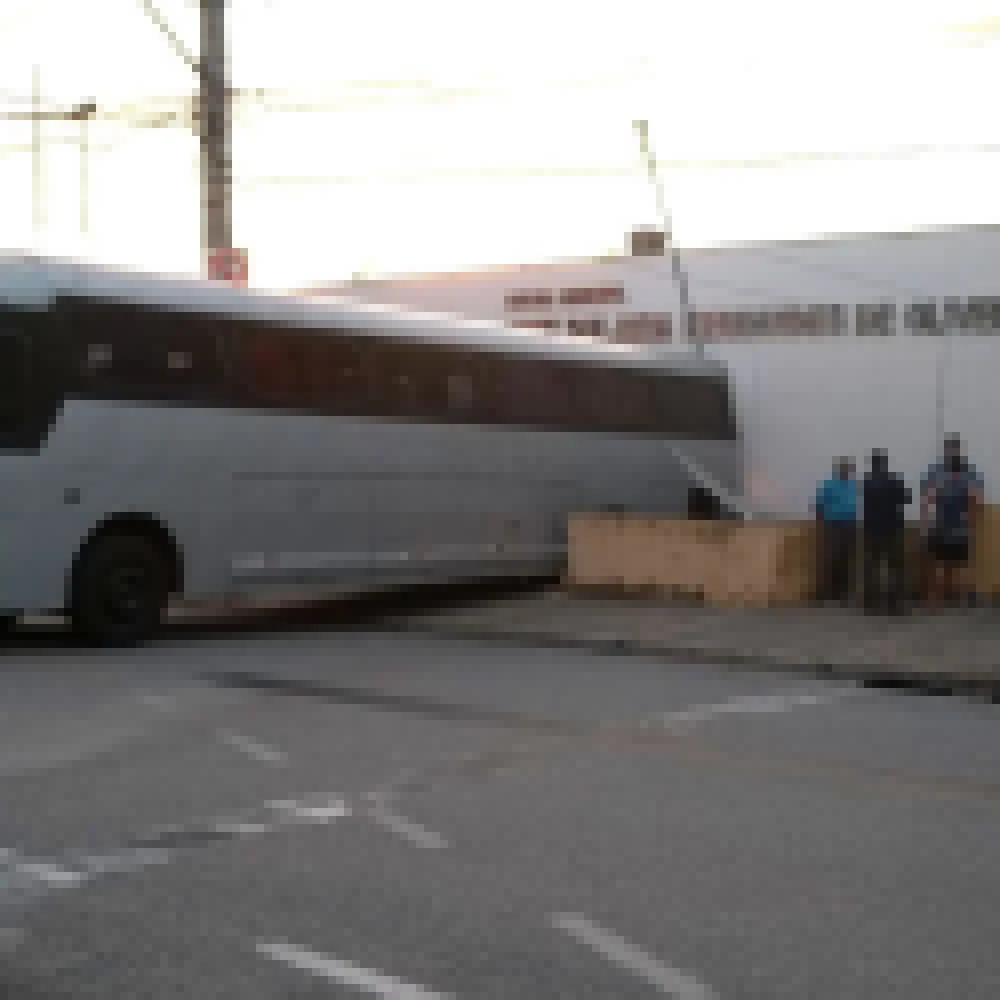 Ônibus invade escola no Jardim Maria Eugênia