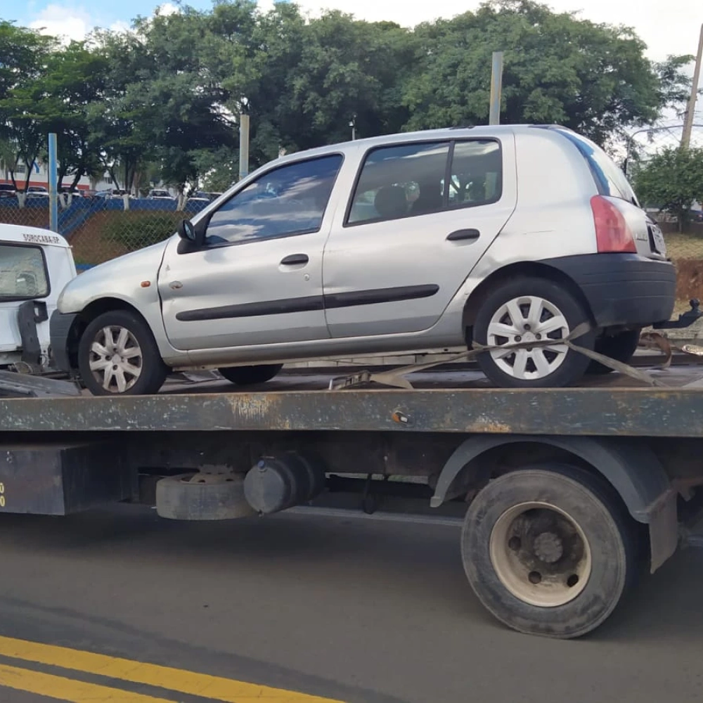 Operação “Olho Vivo” apreende carro 2001, com R$ 100 mil em multas