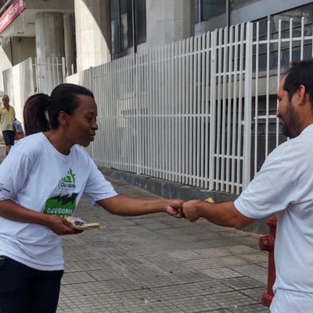 Ouvidoria entrega informativo sobre canais de atendimento