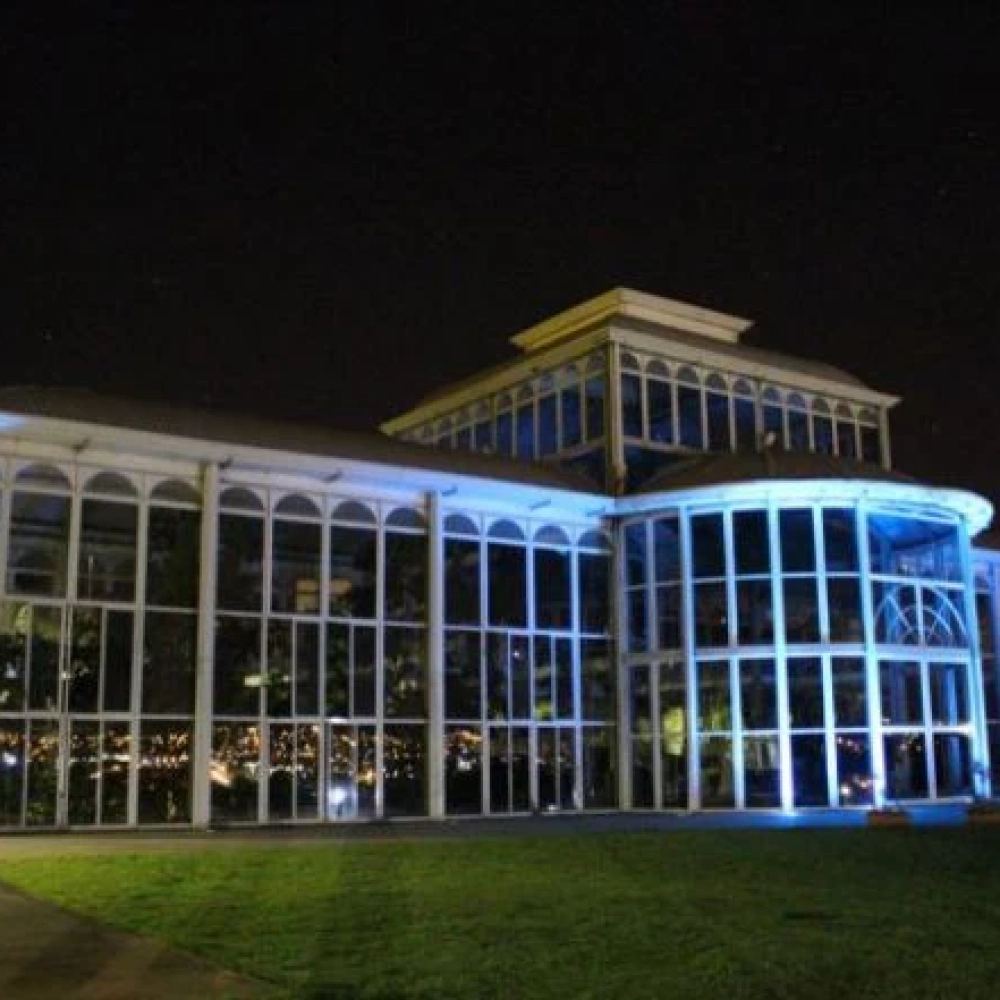 Palacete de Cristal do Jardim Botânico está com iluminação especial