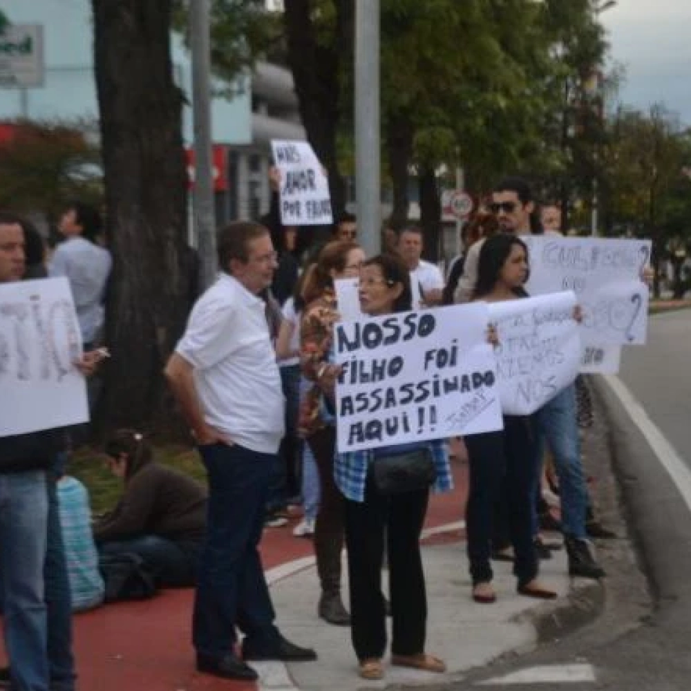 Parentes e Amigos fazem manifestação para pedir justiça pela morte de músico
