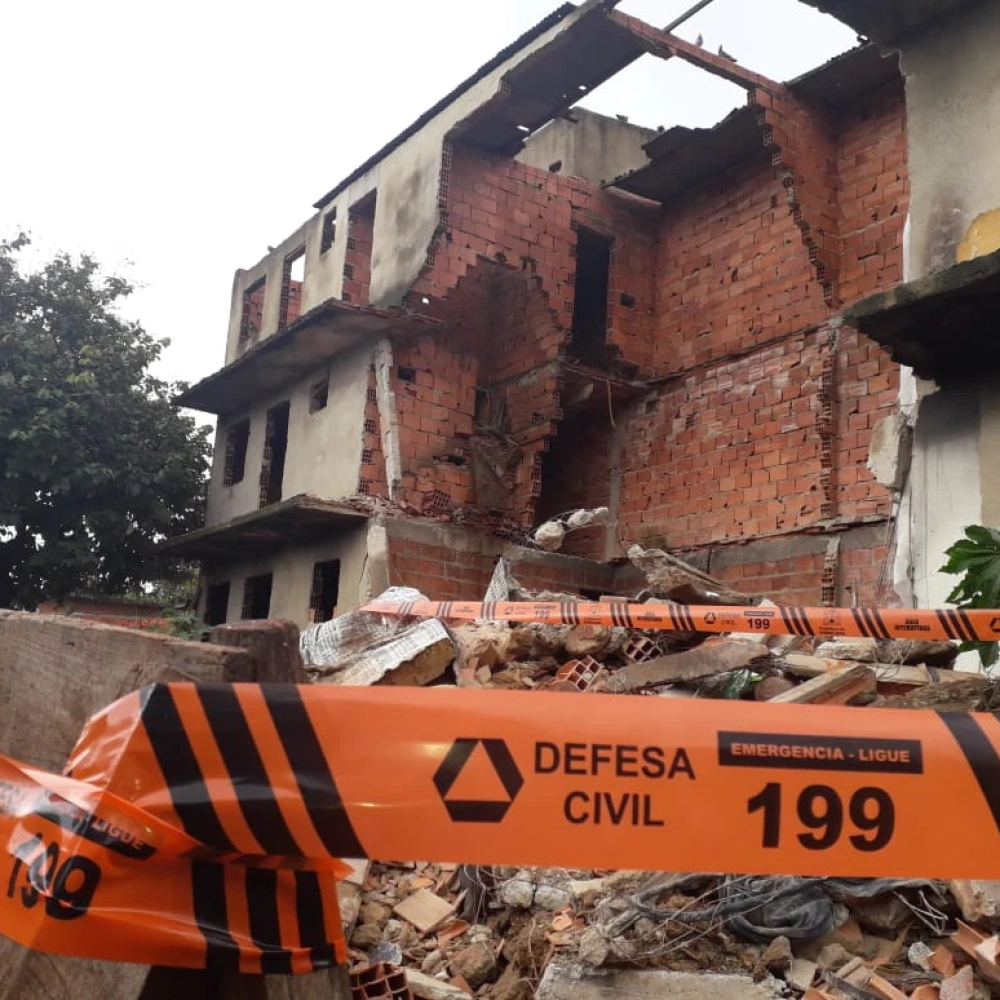 Parte de prédio inacabado e abandonado desaba em Sorocaba