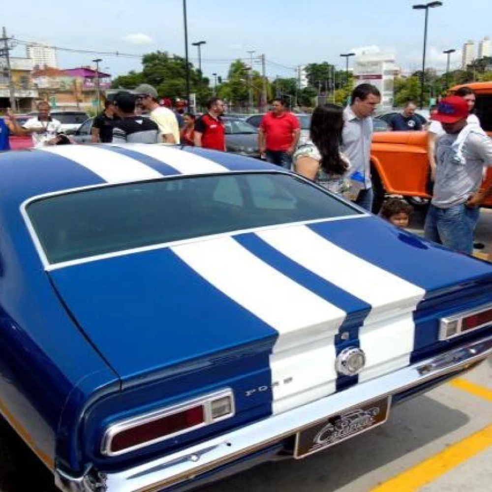 Pátio Cianê Shopping vira ponto de encontro de colecionadores de carros antigos