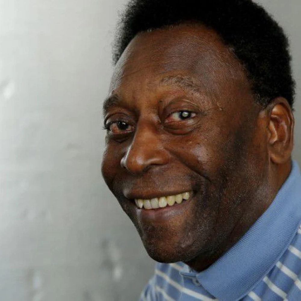 Pelé faz cirurgia para retirada de tumor no cólon