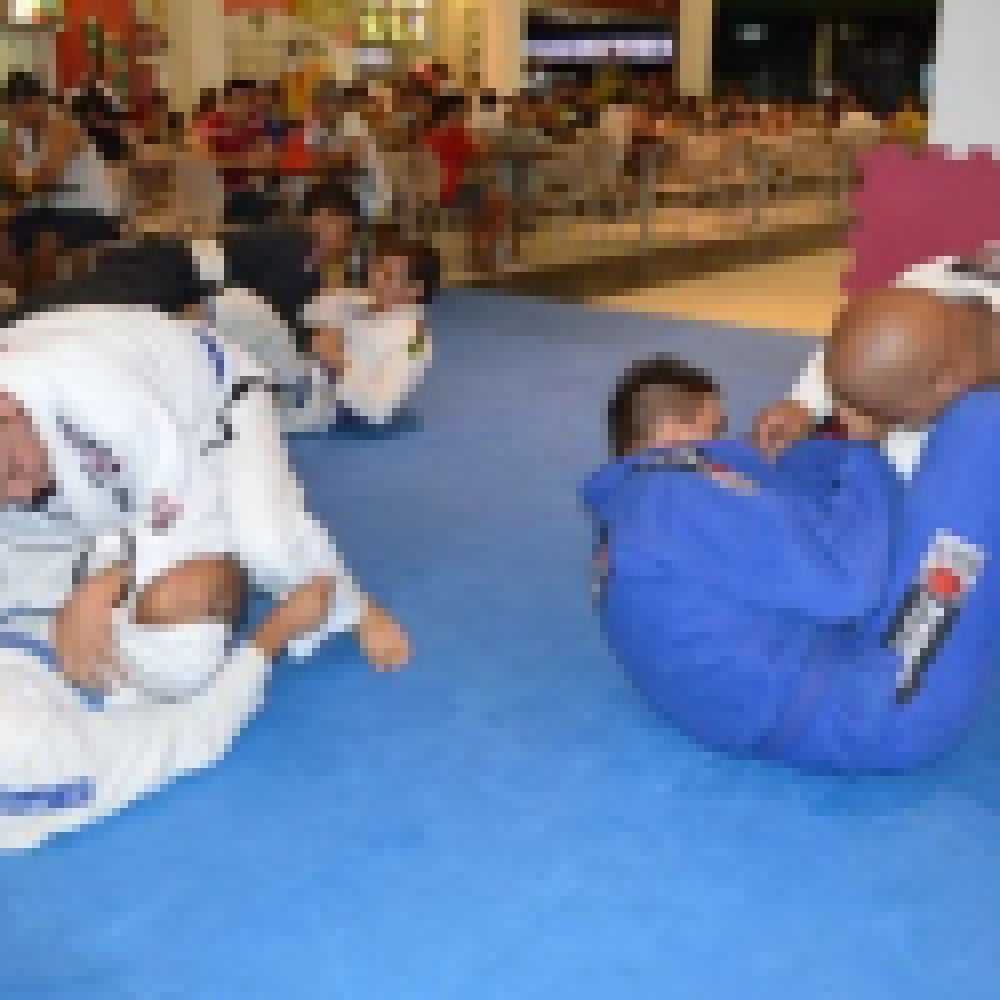 Plaza Shopping Itavuvu recebeu treino aberto de jiu-jítsu