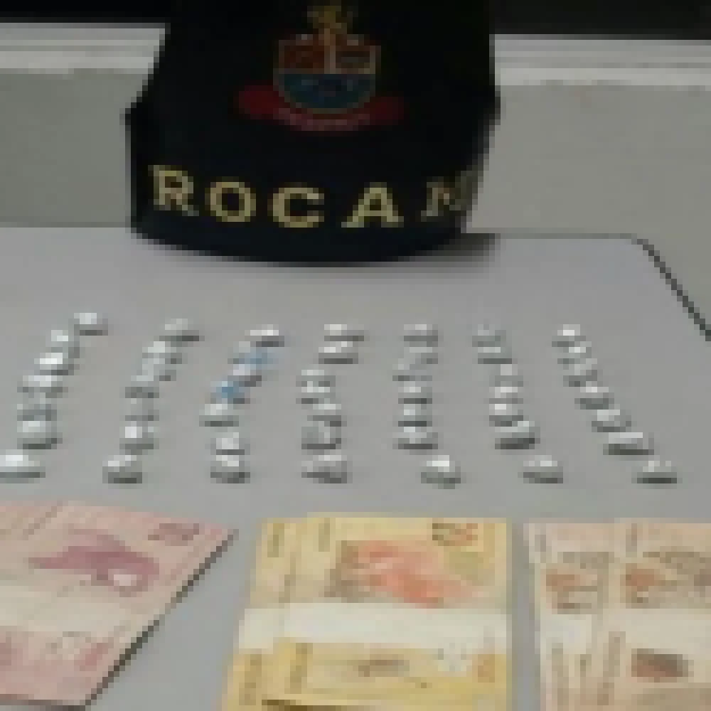 Polícia apreende drogas e dinheiro na Vila Zacarias