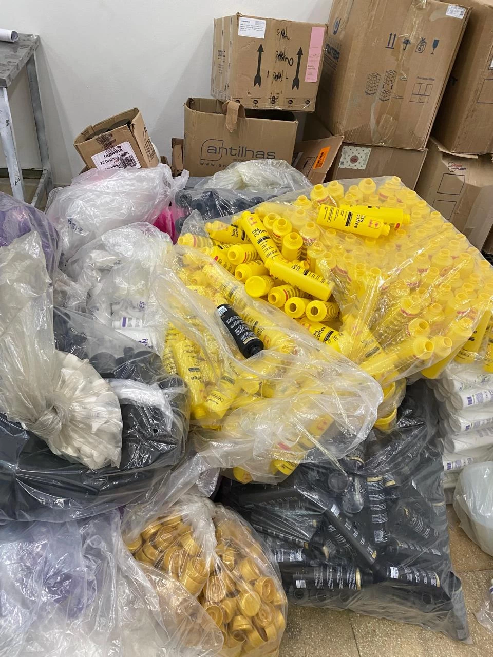 Polícia Civil apreende produtos de cosméticos falsificados em galpão de Sorocaba