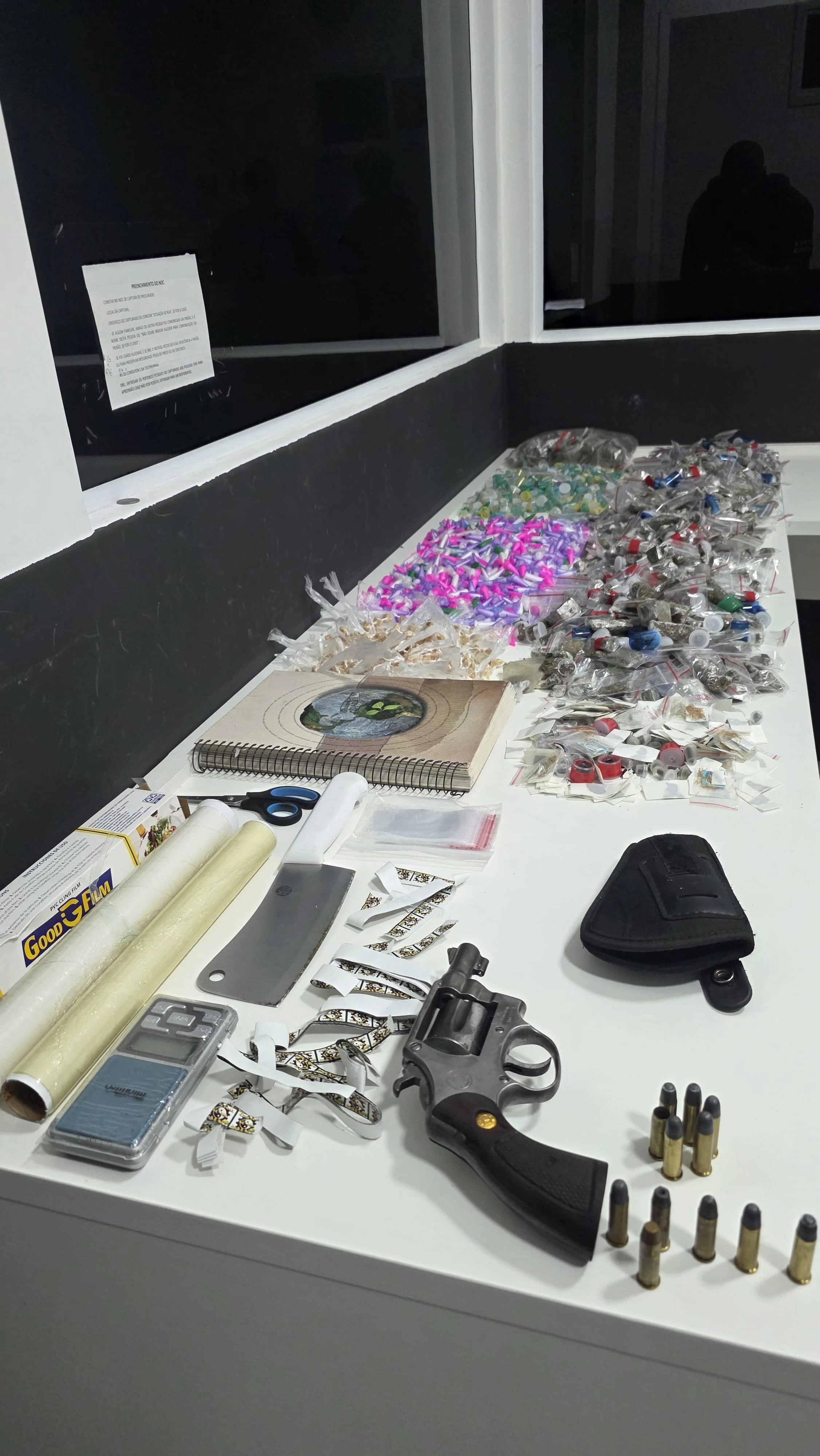 Casal é preso em flagrante com grande quantidade de drogas e arma de fogo