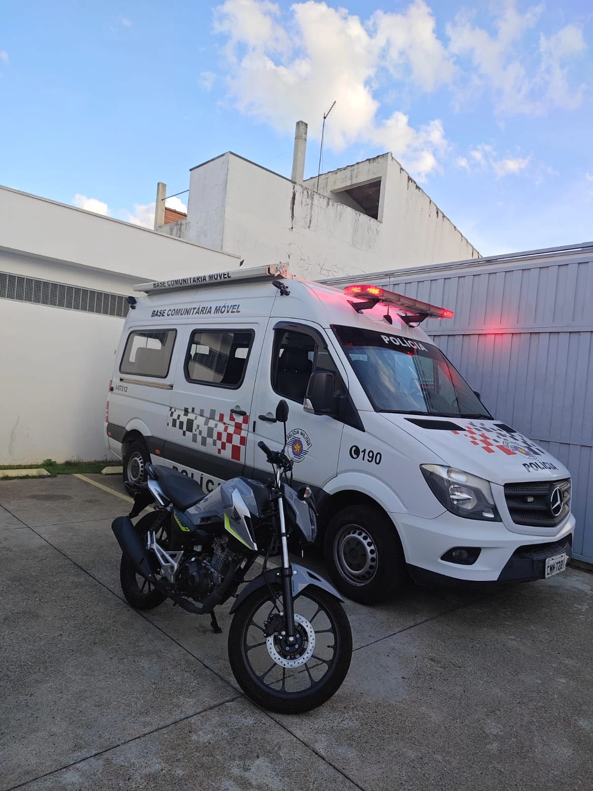 Polícia Militar localiza dentro de uma residência no Jardim Brasilândia motocicleta que havia sido furtada