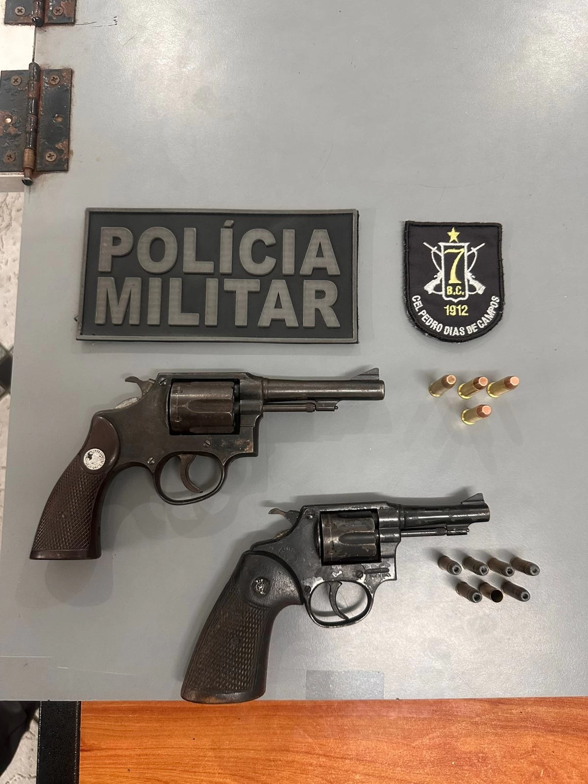 Homem é preso por tentativa de feminicídio e porte ilegal de arma