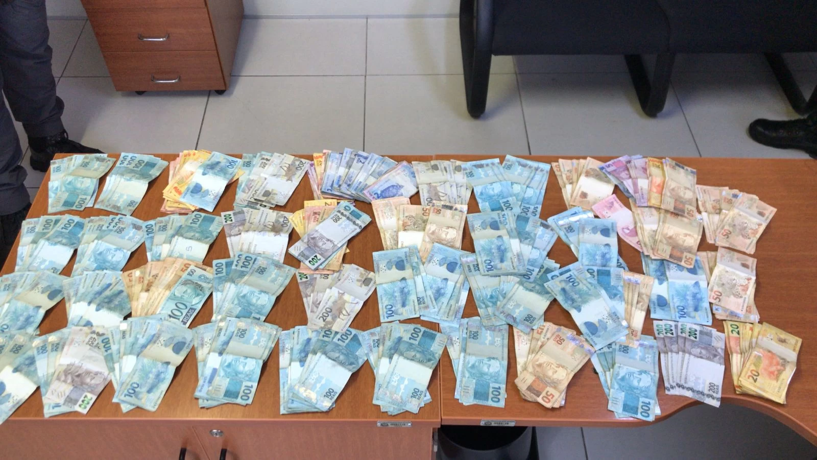 Operação do 14º BAEP prende suspeito e apreende mais de R$ 38 mil em Ibiúna