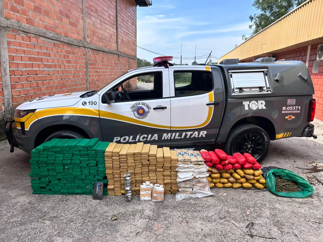 Casal é preso em flagrante com drogas em carro dublê na Castello Branco