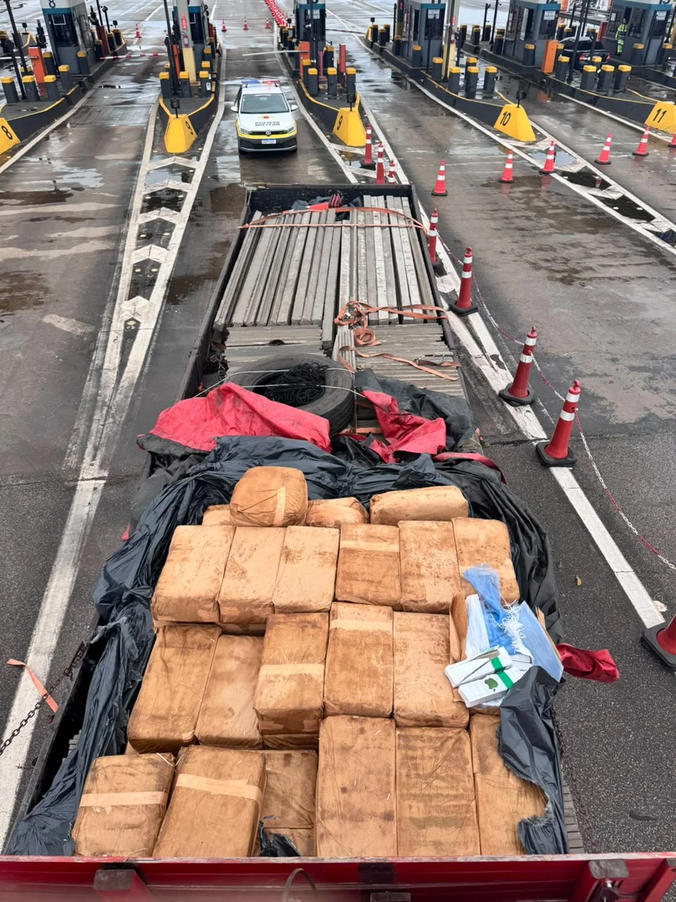 Polícia Rodoviária apreende grande carga de maconha e skunk e prende motorista na Castello Branco em Boituva