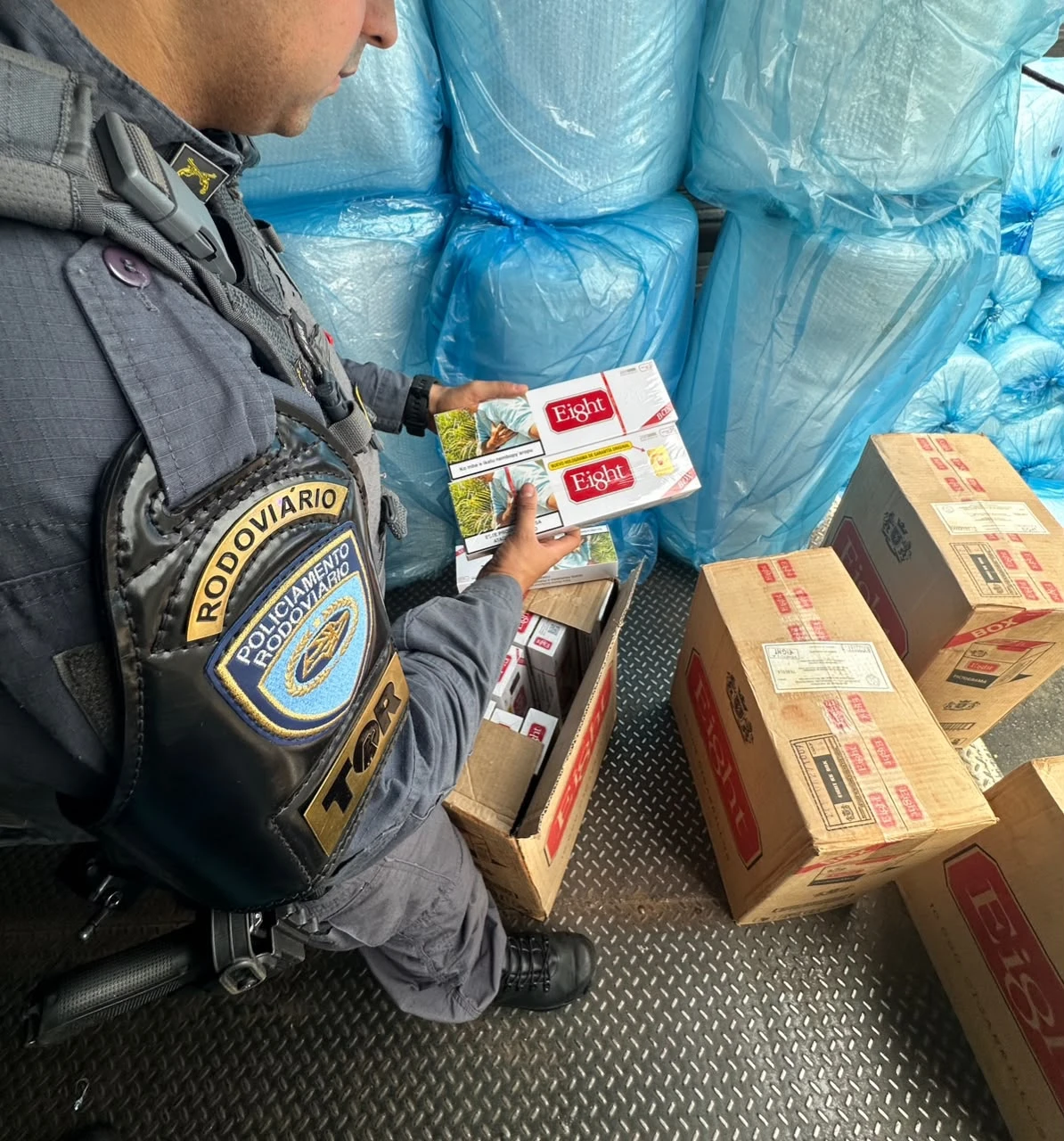 Polícia Rodoviária apreende cerca de 930 mil maços de cigarros contrabandeados na Rodovia Antonio Romano Schincariol, em Tatuí