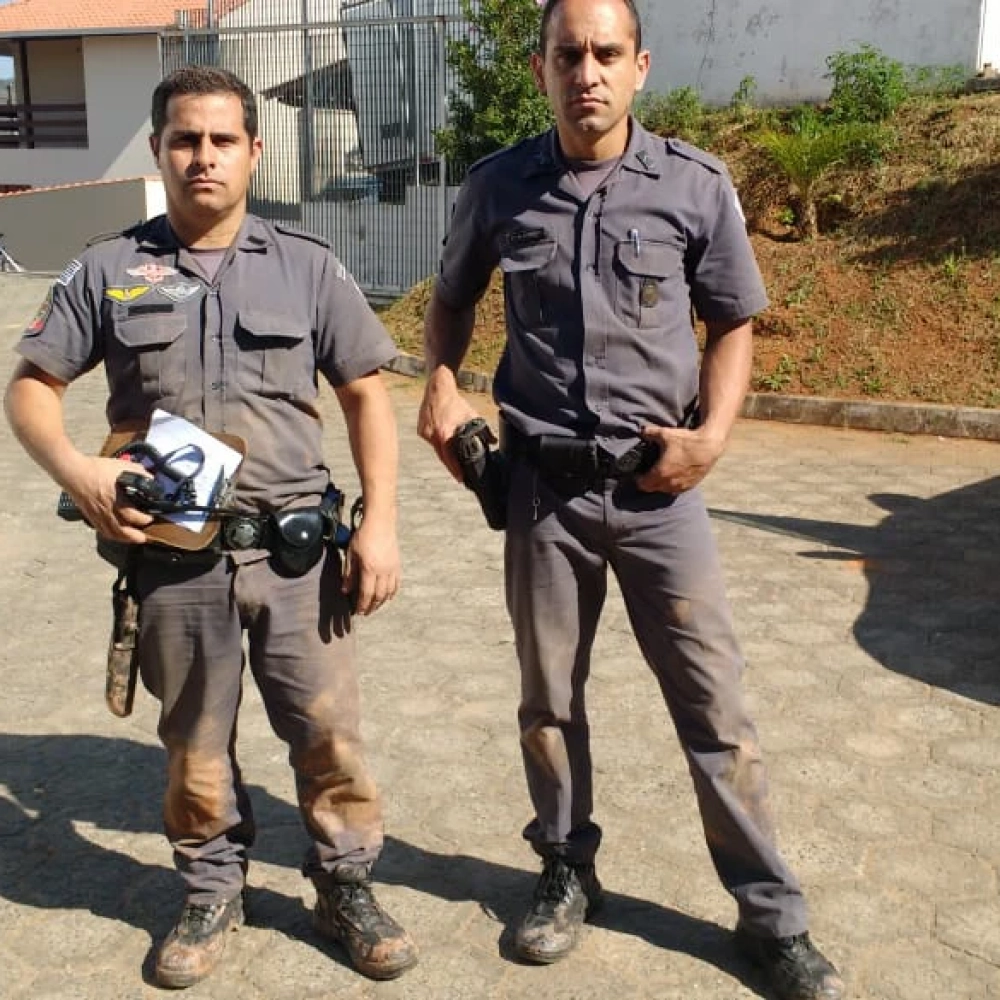 Policiais Militares salvam pessoa de morte por soterramento