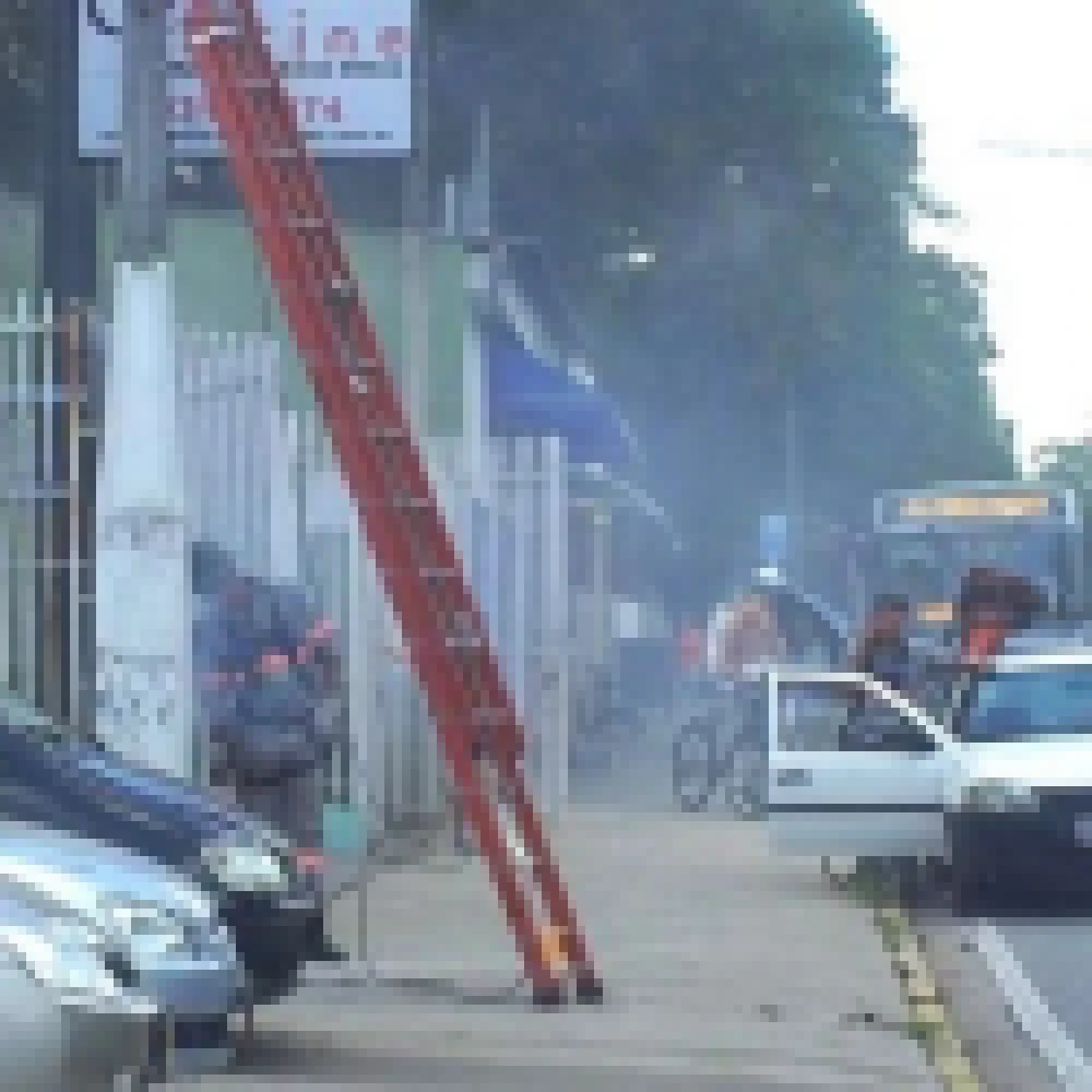 Poste Padrão de Energia pega fogo na Avenida Itavuvu