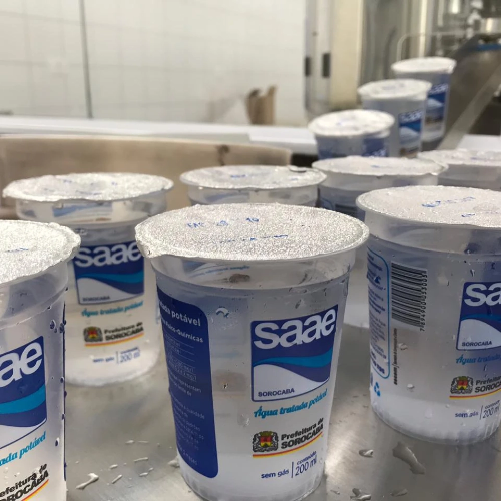 Prefeito Crespo lança água do Saae em copos descartáveis