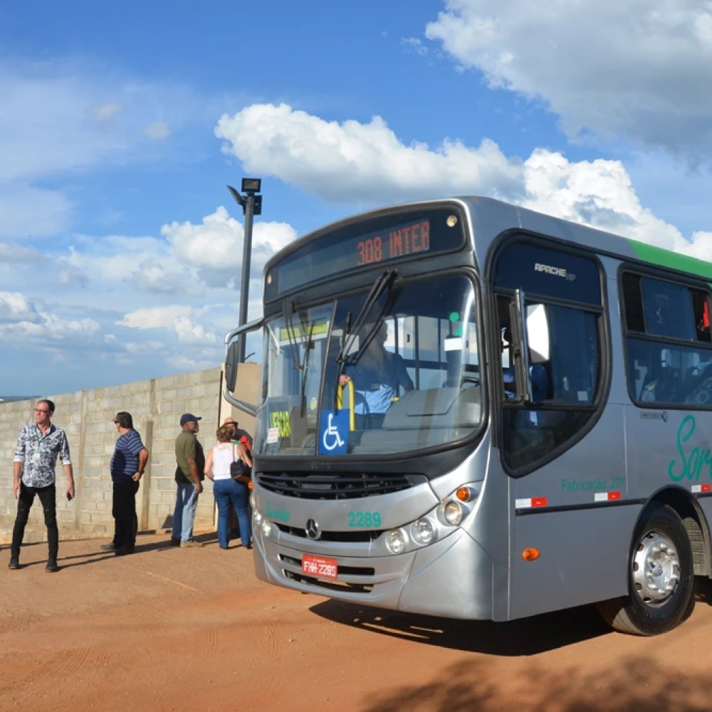 Prefeito entrega nova linha de ônibus ao Bairro Ana Maria