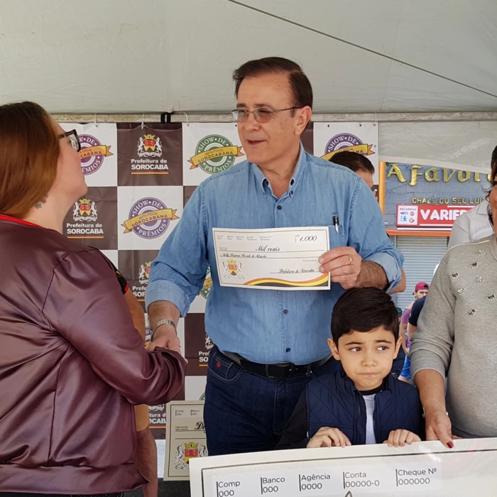 Prefeito entrega R$ 49 mil em prêmios para quem pede nota fiscal por serviços
