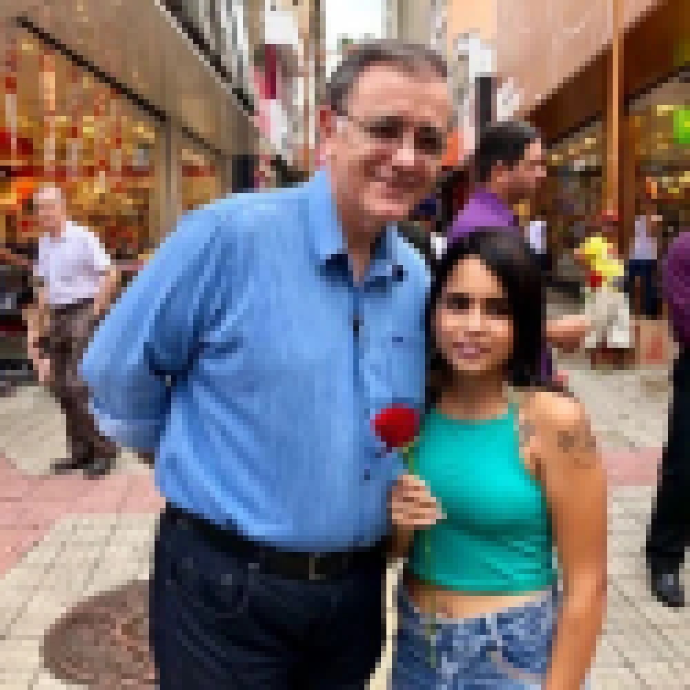 Prefeito José Crespo entrega rosas às mulheres no Centro de Sorocaba