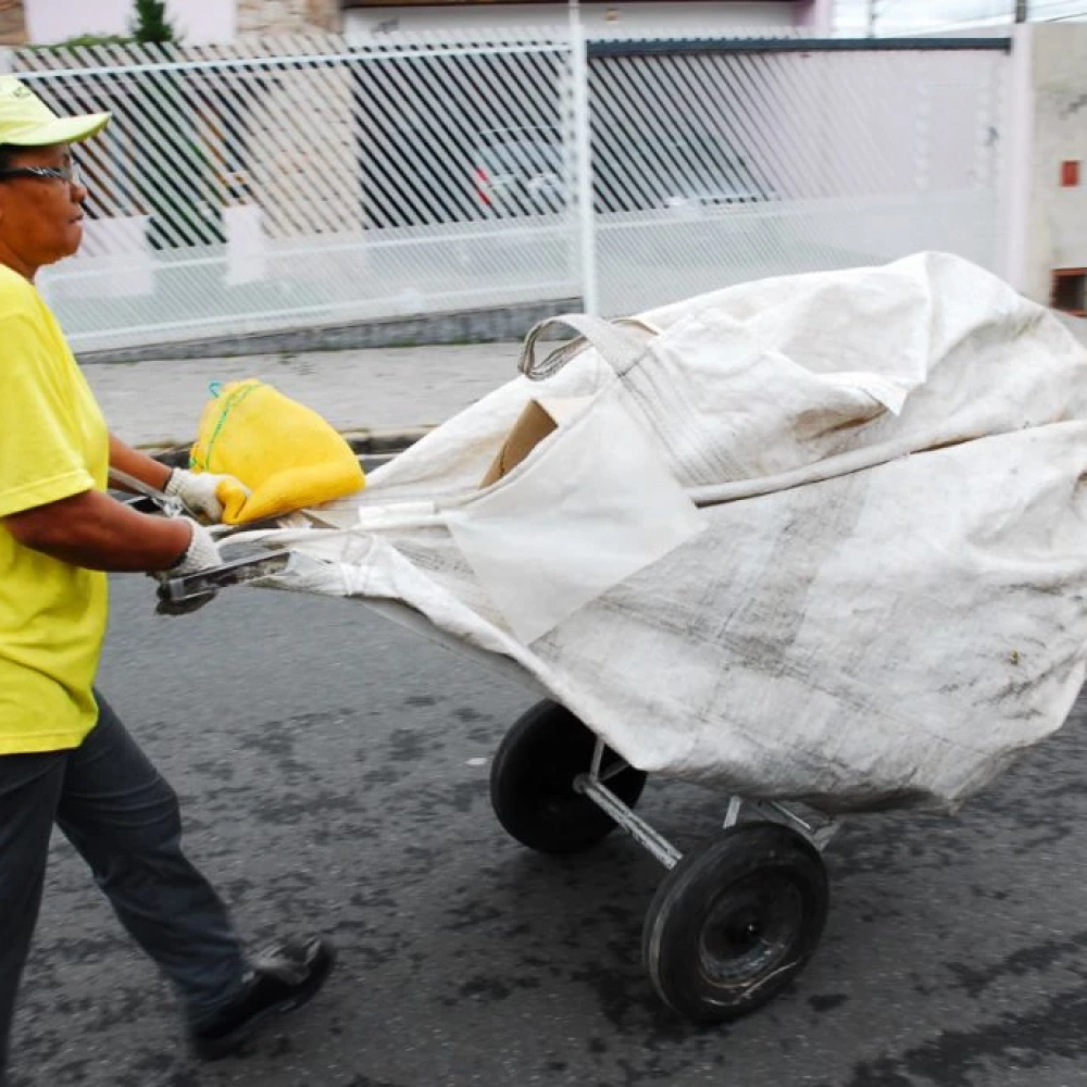 Prefeitura de Sorocaba anuncia auxílio de R$ 600 para coletor cooperado de materiais recicláveis