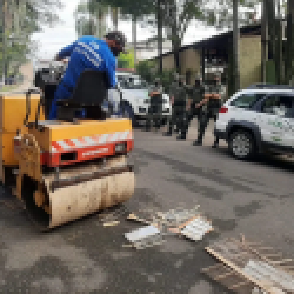 Prefeitura de Sorocaba e Polícia Ambiental destroem gaiolas de aves em ação simbólica no zoo